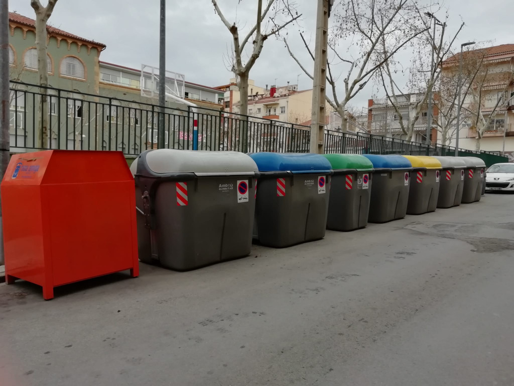Bateria de contenidors reubicats al carrer ferrocarrils catalans