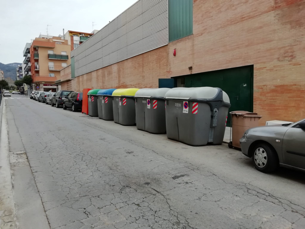 Bateria de contenidors reubicats al carrer de republica argentina