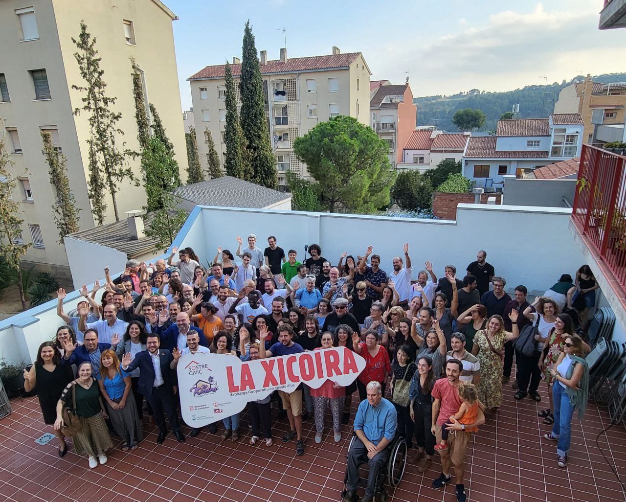 Inauguració de La Xicoira. Foto dels assistents a la terrassa.