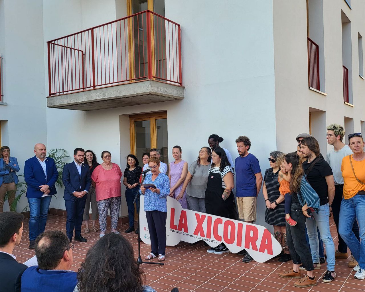 Inauguració de La Xicoira. Parlament d'una de les veïnes de La Xicoira.