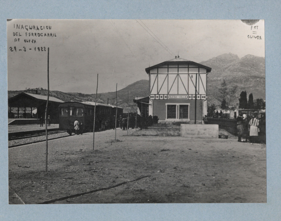 L'estació d'Olesa amb l'arribada d'un tren. 1922