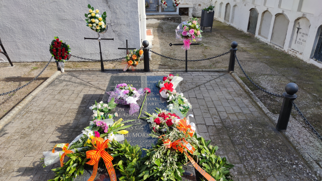 Ofrenes florals al Cementiri Vell d'Abrera