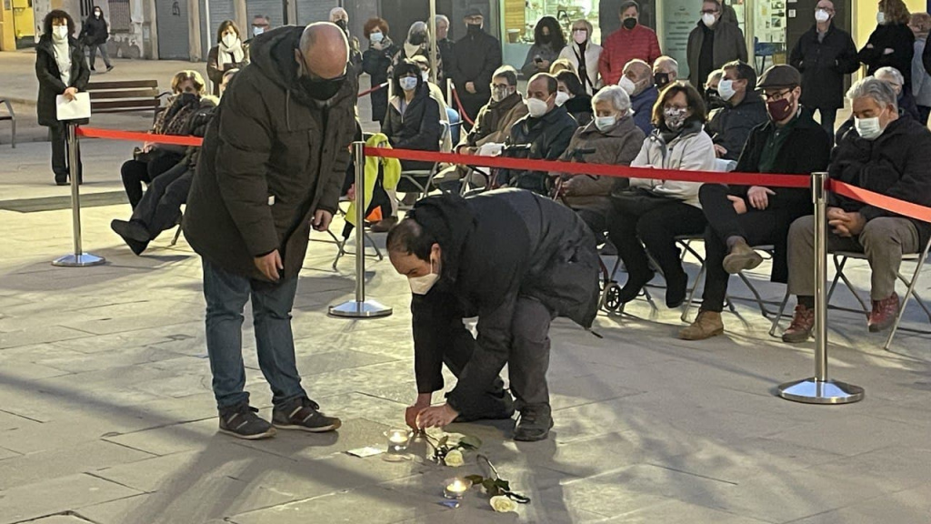 Ofrena floral per part de familiars de víctimes dels camps nazis