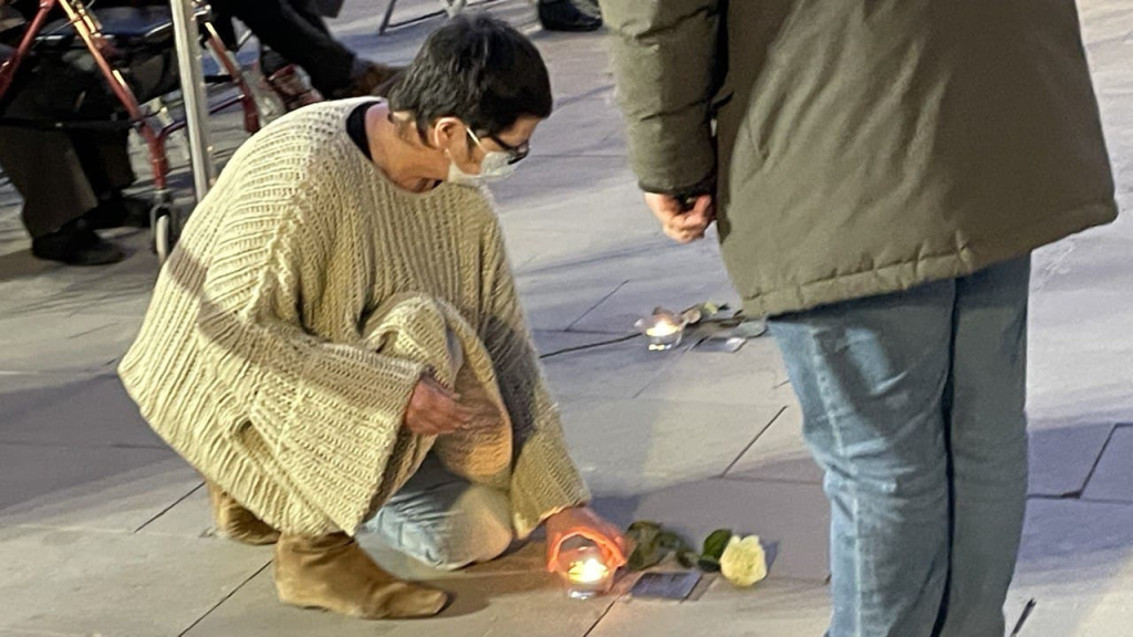 Ofrena floral per part de familiars de víctimes dels camps nazis