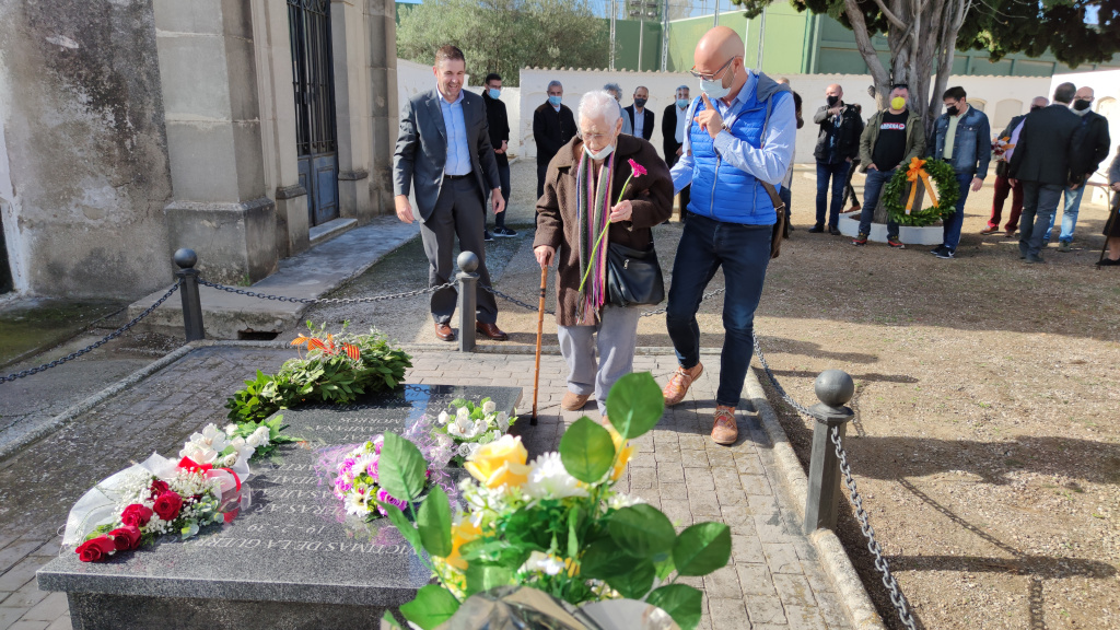 Ofrena Floral Angelina al Cementiri Vell d'Abrera
