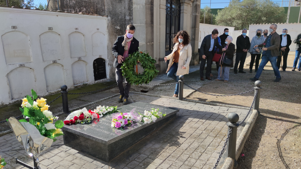 Ofrena Floral del Bloc al Cementiri Vell d'Abrera