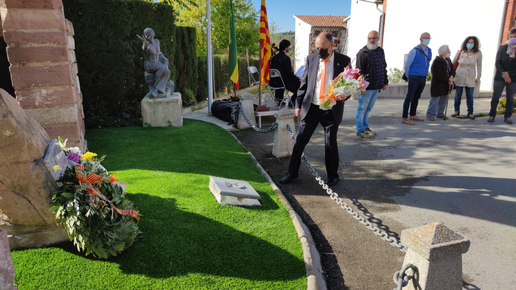 Ofrena Floral Ciutadans al Cementiri de Can Singla