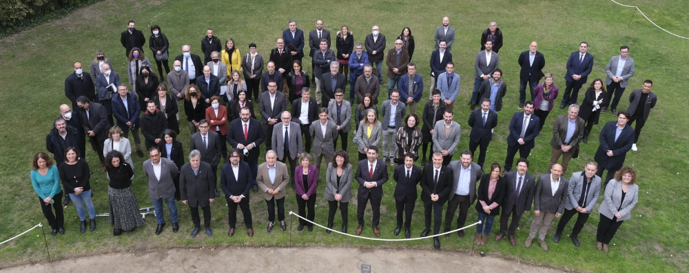 Vista aeria dels representants del municipis per conformar el full de ruta per la millora de la qualitat de l'aire