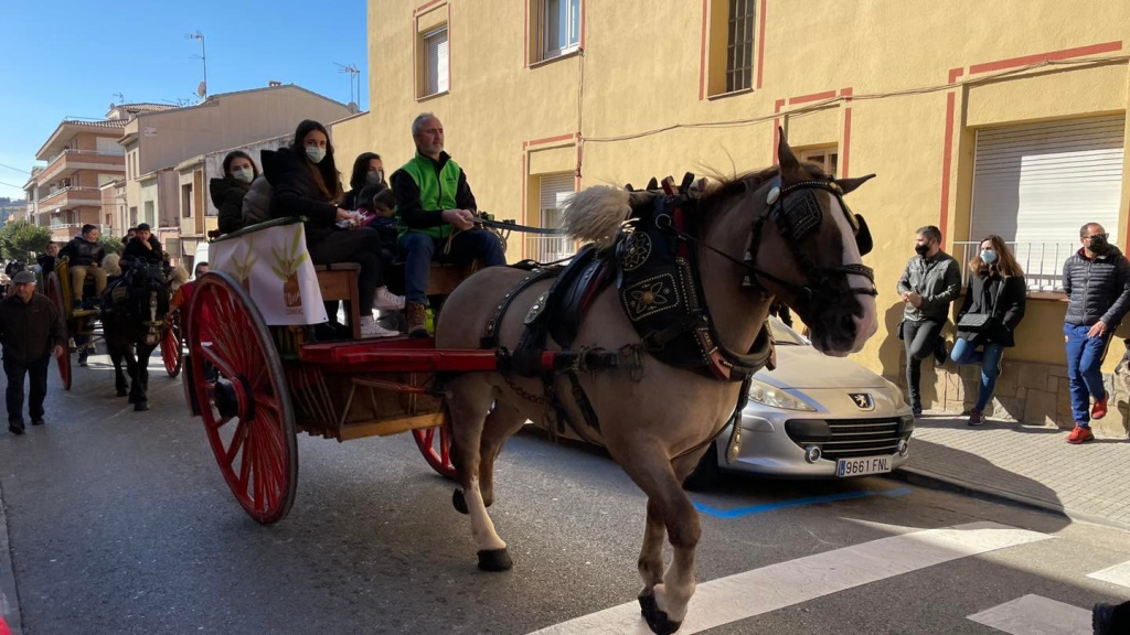 Carruatge i persones al carrer