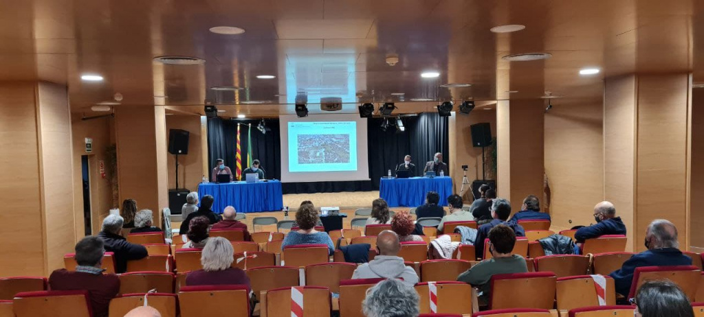 Assistents a l'acte informatiu del Cal Candi a l'Auditori de la Casa de Cultura 