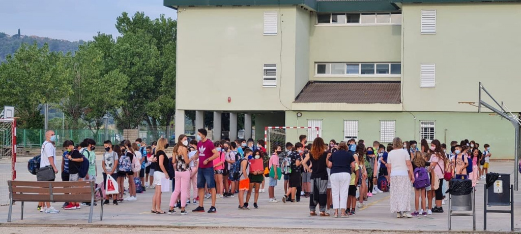 Professors i Alumnes al pati de l'Escola Ferrà i Esteva el primer dia de curs