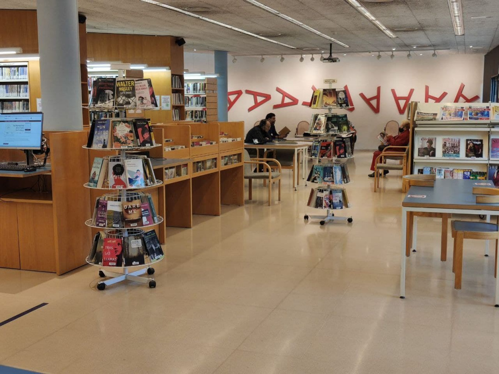 Interior de la biblioteca d'Olesa