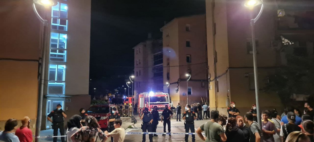 Veïns i Veïnes al carrer i zona tancada per la policia nacional amb els vehicles de bombers