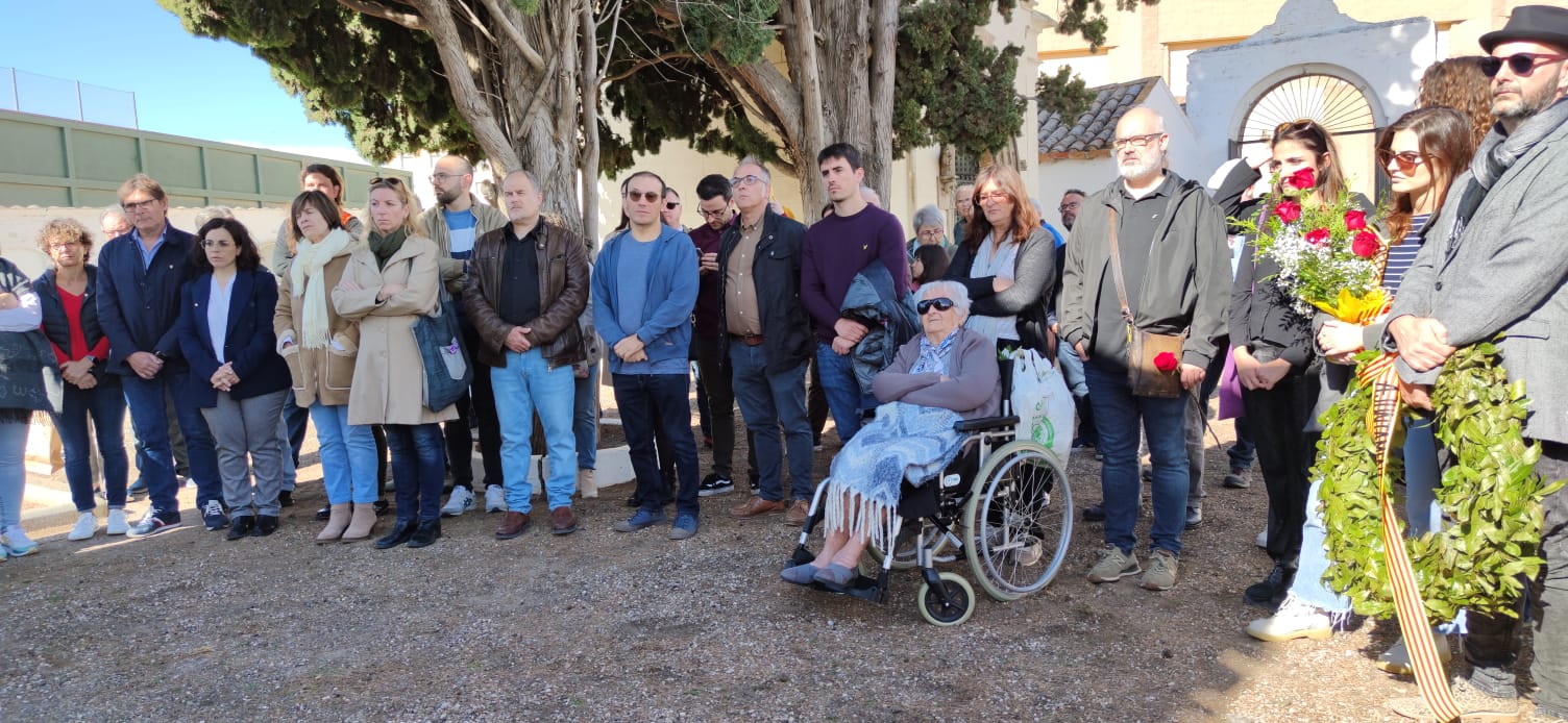 Ofrena floral al Cementiri Vell d'Abrera. Diada de Tots Sants 2023.