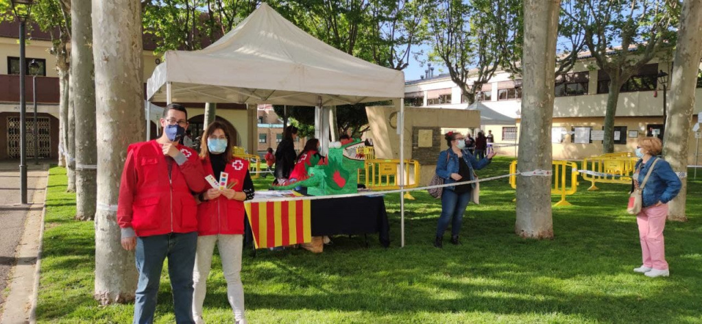 Paradeta de la Creu Roja amb els voluntaris