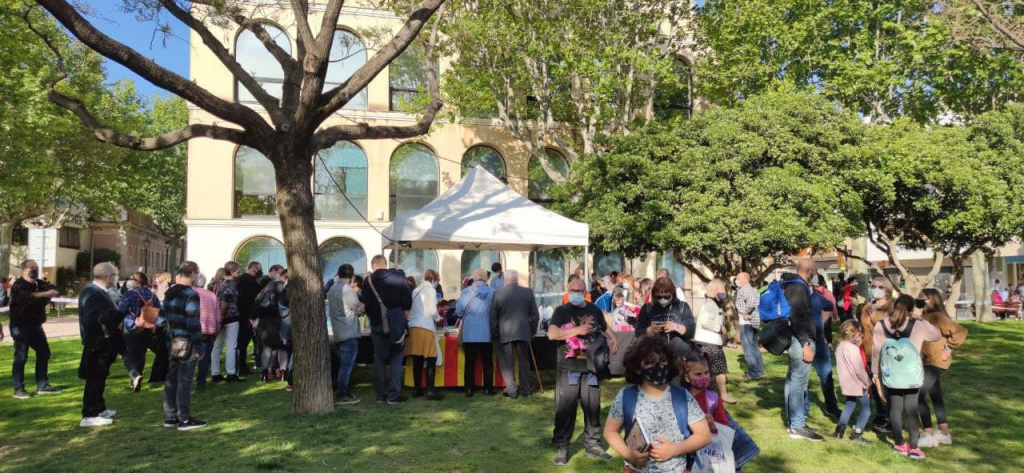 Gent passejant per les parades del Parc de l'Ajuntament