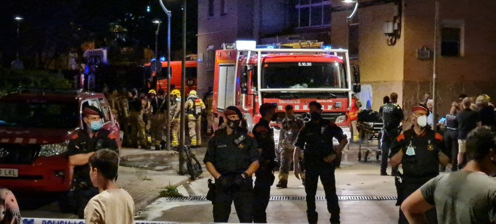 Mossos d'Esquadra, vehicle de bombers davant de l'habitatge cremat