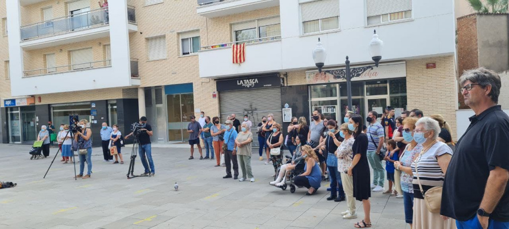 Concentració de veïns davant de l'Ajuntament fent un minut de silenci