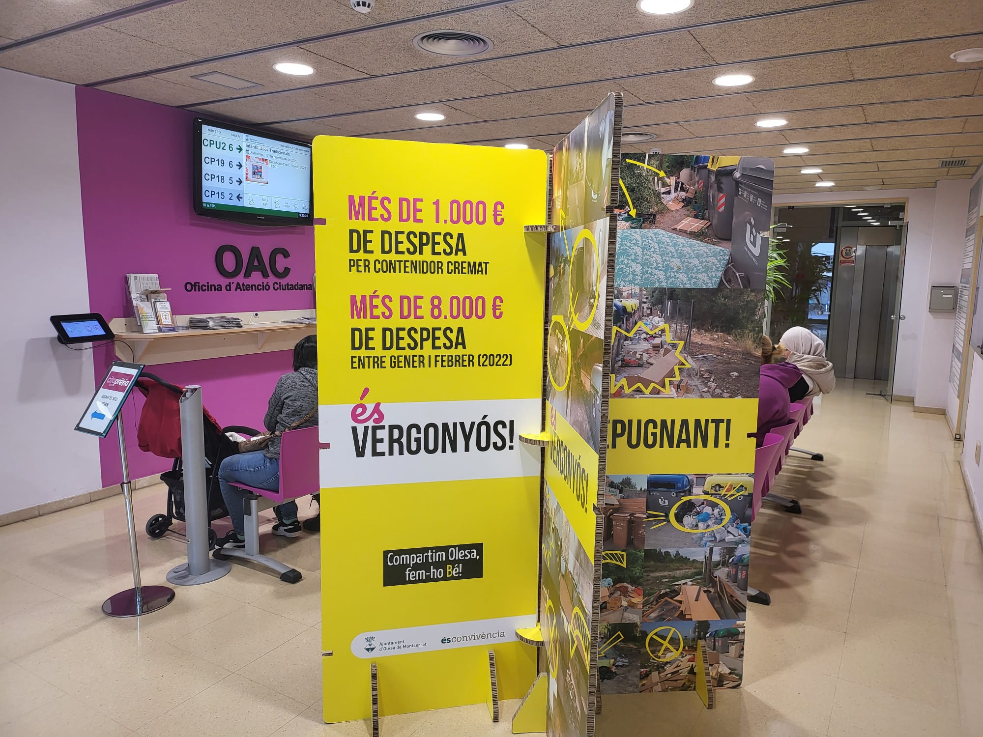 Instal·lació de l'exposició al vestíbul de l'Ajuntament per la Setmana Europea de la Prevenció de Residus 2023