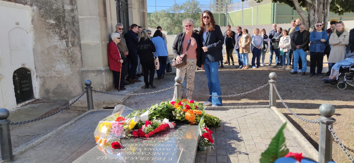 Ofrena floral al Cementiri Vell d'Abrera. Diada de Tots Sants 2023.