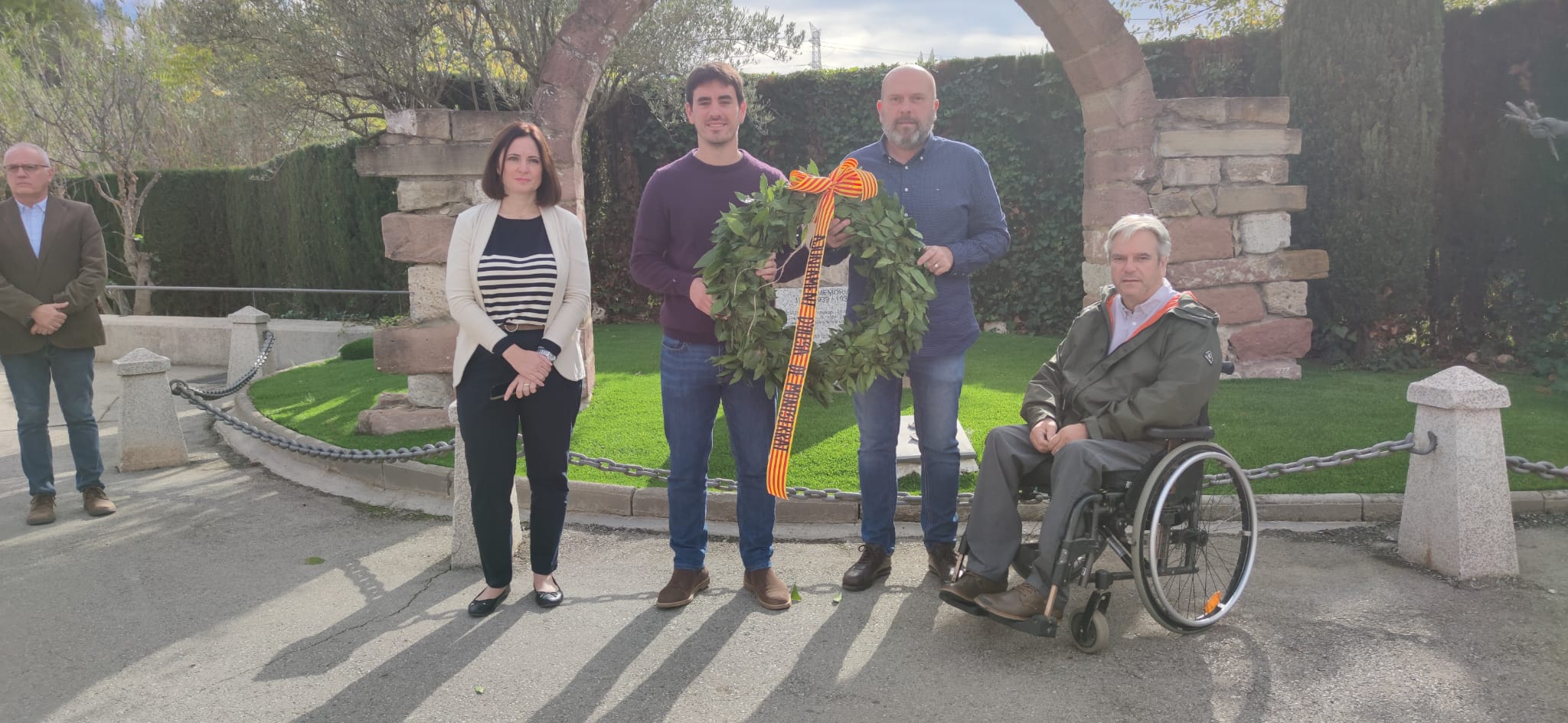 Ofrena floral al cementiri de Can Singla. Diada de Tots Sants 2023.