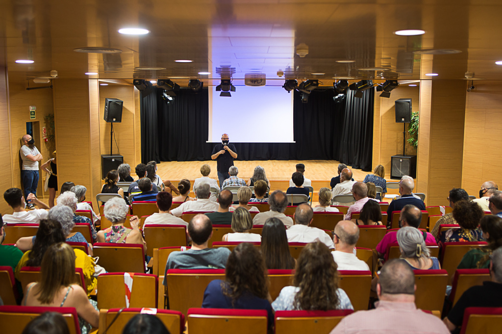 Regidor de Cultura i Memòria Històrica presentant a l'Auditori el documental "Olesa 1916: un patrimoni per al futur?"