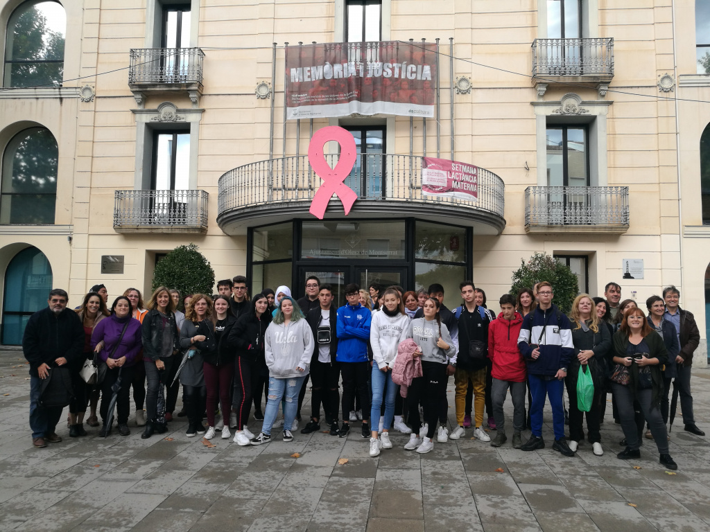 Alumnes dels centres educatius participants en el projecte TEU davant de l'entrada de l'ajuntament