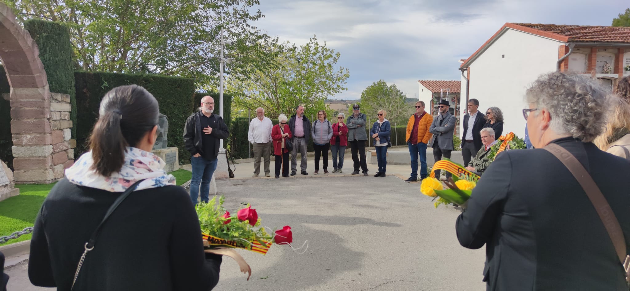 Ofrena floral al cementiri de Can Singla. Diada de Tots Sants 2023.