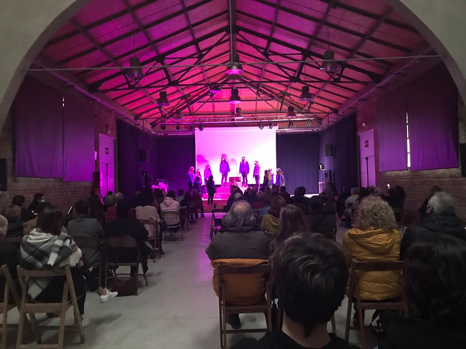 Public a l'Escorxador veient l'espectacle "Elles"