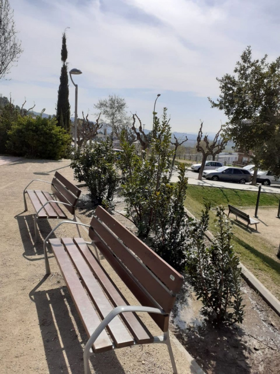 Imatge dels bancs i el parc de Poble Sec