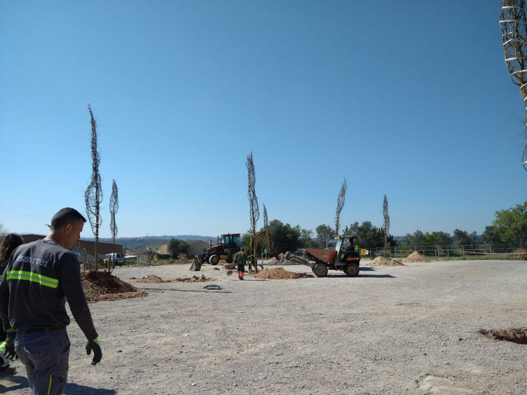 Operaris en les obres del parquing de la pista d'atletisme