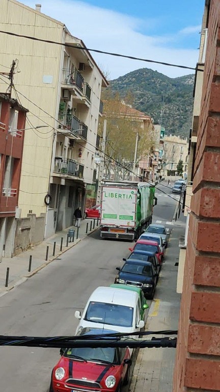 Trailer parat en direcció contraria al carrer República Argentina