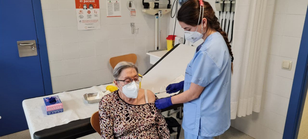 Infermera vacunant a una senyora de més de 80 anys