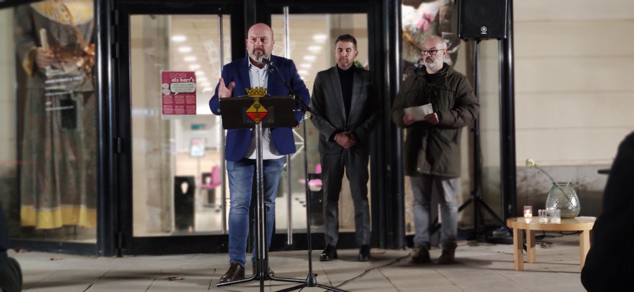 L'alcalde d'Olesa, Jordi Parent, a l'acte d'homenatge de les víctimes olesanes de camps nazis. Gener 2024.