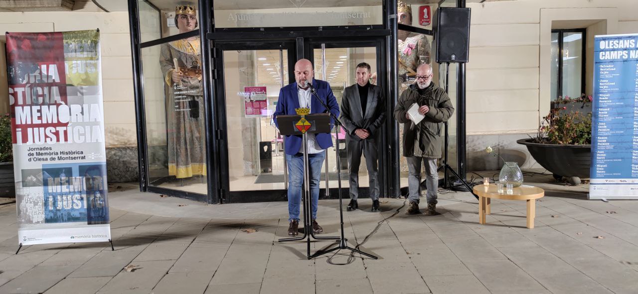 L'alcalde d'Olesa, Jordi Parent, a l'acte d'homenatge de les víctimes olesanes de camps nazis. Gener 2024.