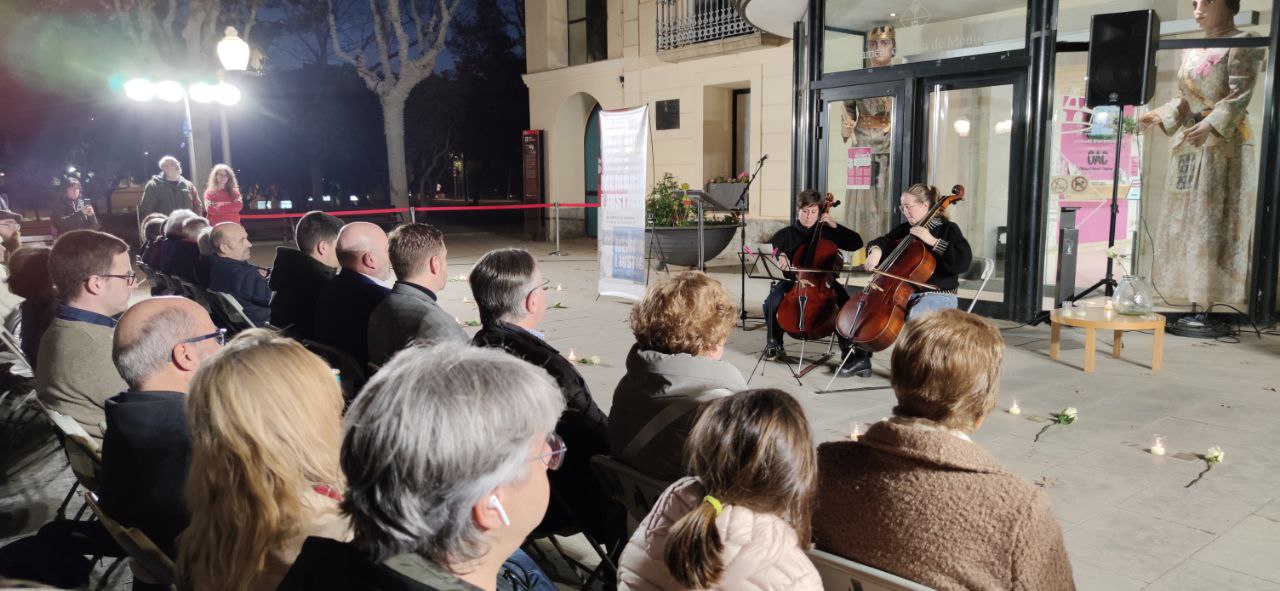 Acte d'homenatge de les víctimes olesanes de camps nazis.  Interpretació del Cant dels Ocells. Gener 2024.