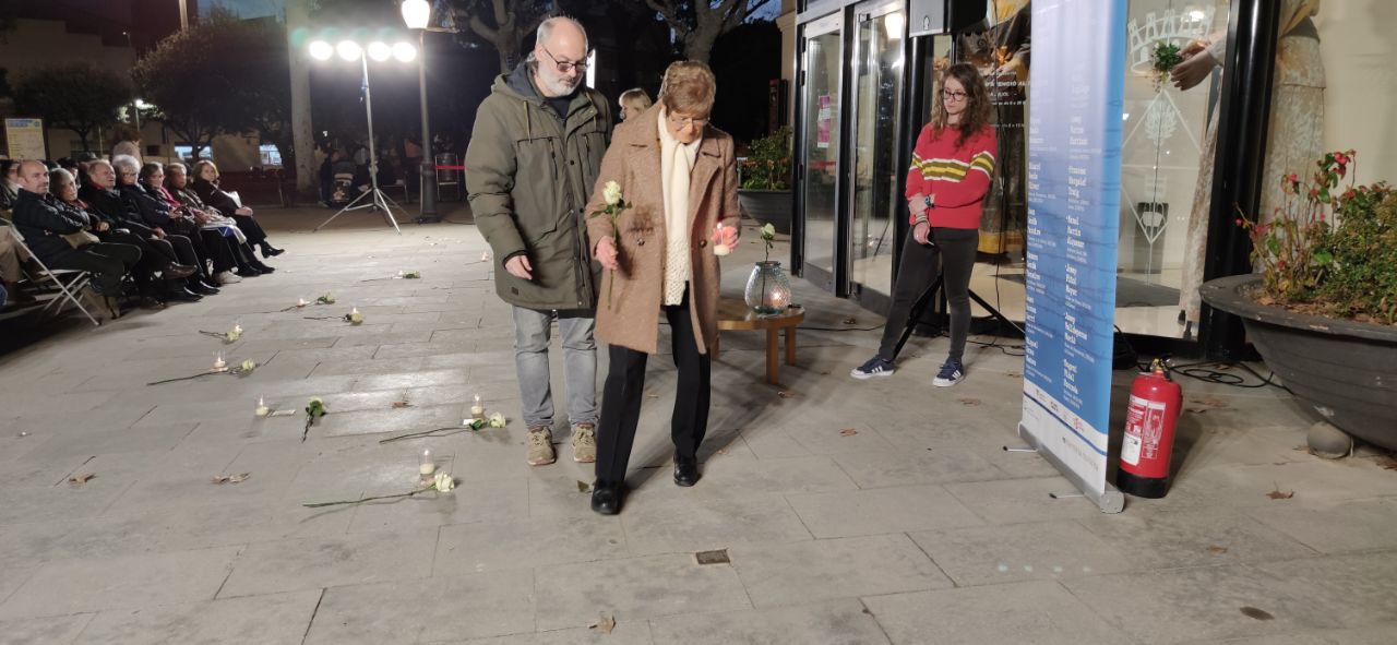 Ofrena floral durant l'acte d'homenatge dels olesans víctimes dels camps nazis. Gener 2024.