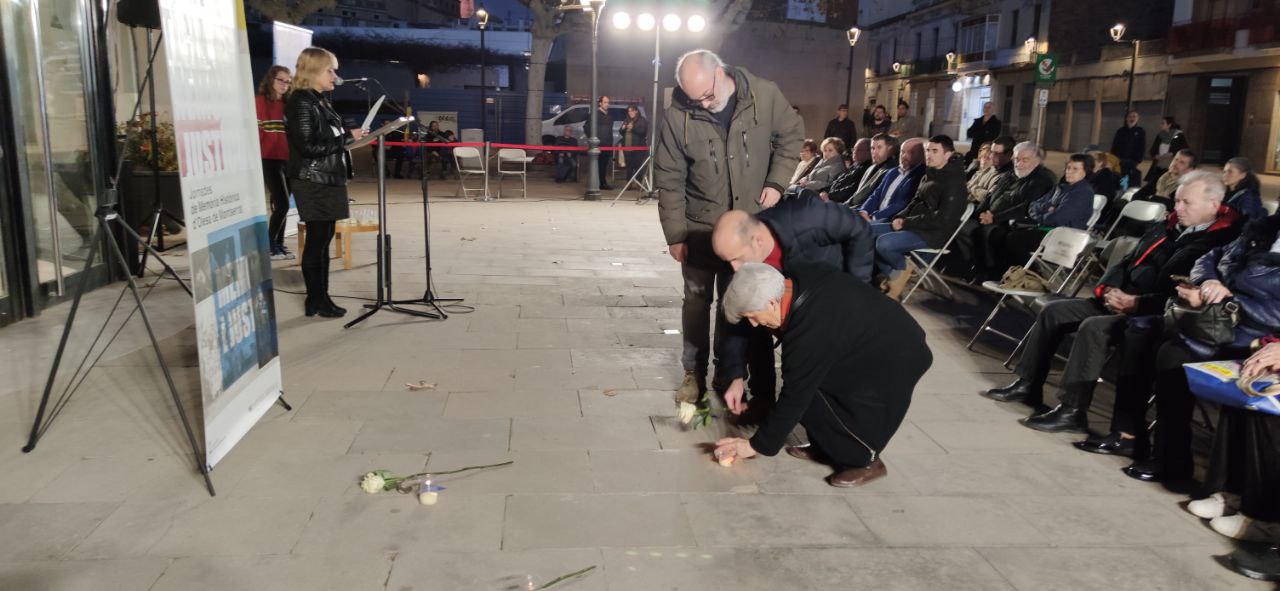 Ofrena floral durant l'acte d'homenatge dels olesans víctimes dels camps nazis. Gener 2024.