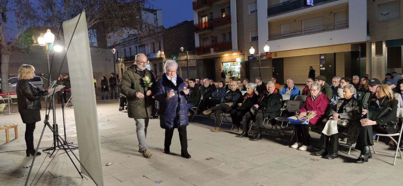 Ofrena floral durant l'acte d'homenatge dels olesans víctimes dels camps nazis. Gener 2024.