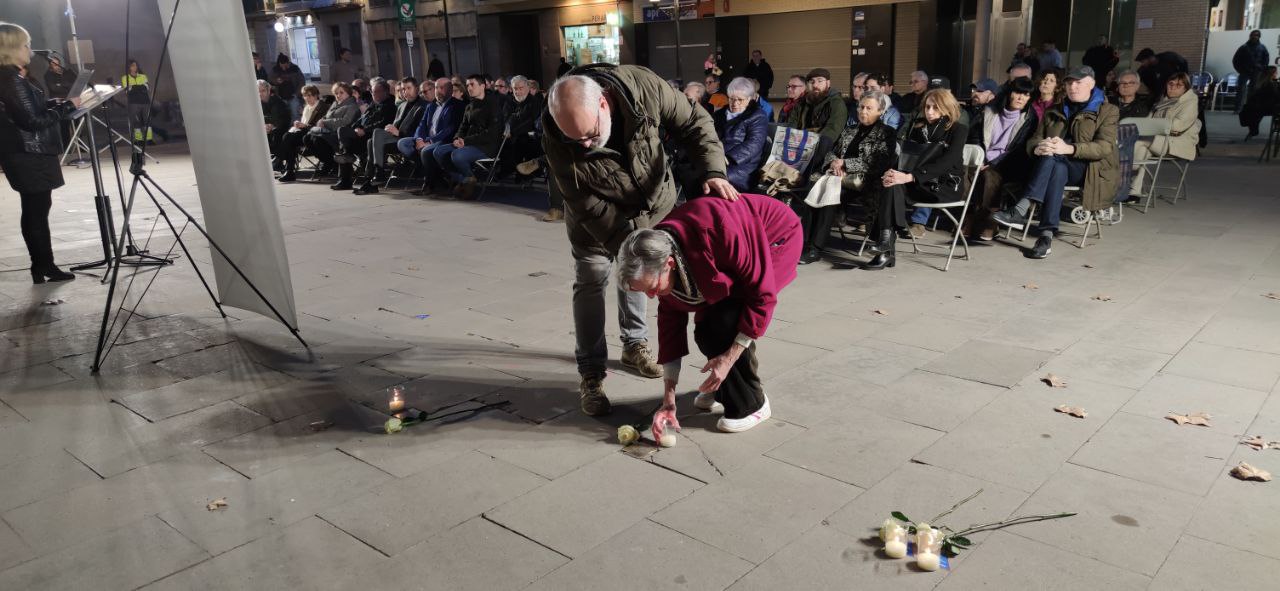 Ofrena floral durant l'acte d'homenatge dels olesans víctimes dels camps nazis. Gener 2024.