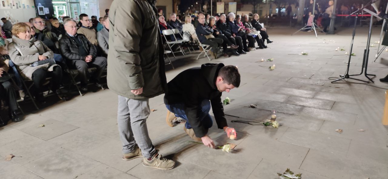 Ofrena floral durant l'acte d'homenatge dels olesans víctimes dels camps nazis. Gener 2024.