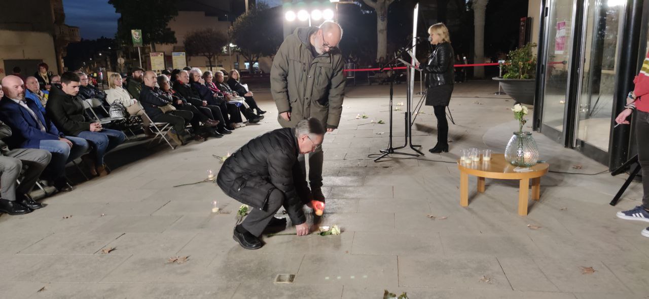 Ofrena floral durant l'acte d'homenatge dels olesans víctimes dels camps nazis. Gener 2024.