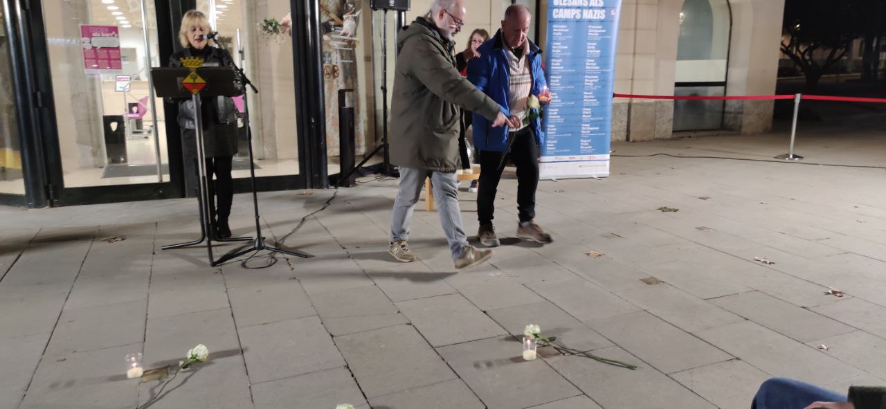 Ofrena floral durant l'acte d'homenatge dels olesans víctimes dels camps nazis. Gener 2024.