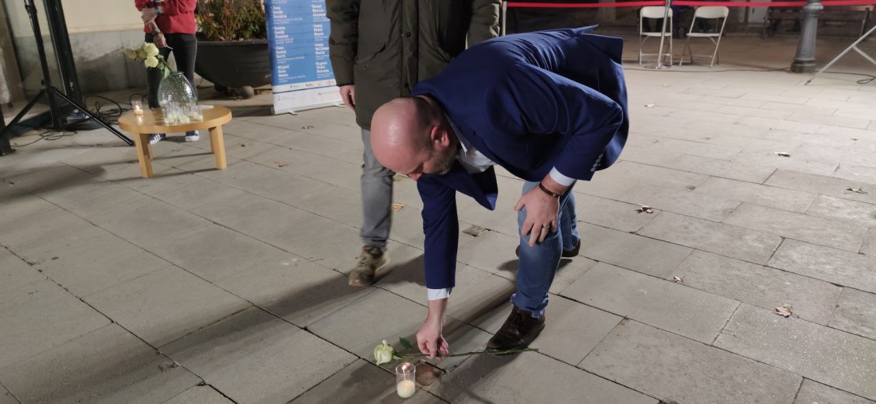 Ofrena floral durant l'acte d'homenatge dels olesans víctimes dels camps nazis. Gener 2024.