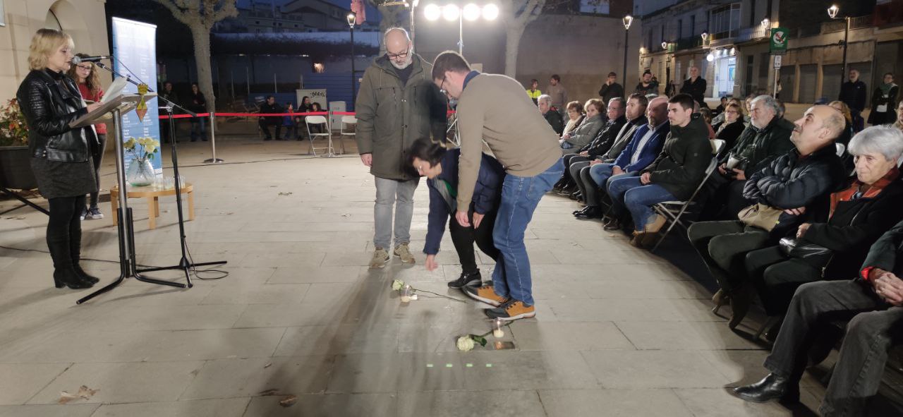 Ofrena floral durant l'acte d'homenatge dels olesans víctimes dels camps nazis. Gener 2024.