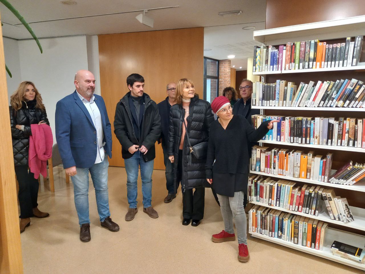 Visita de la presidenta de la Diputació de Barcelona, Lluïsa Moret, a l'Ajuntament per a les obres d'ampliació de la biblioteca Santa Oliva