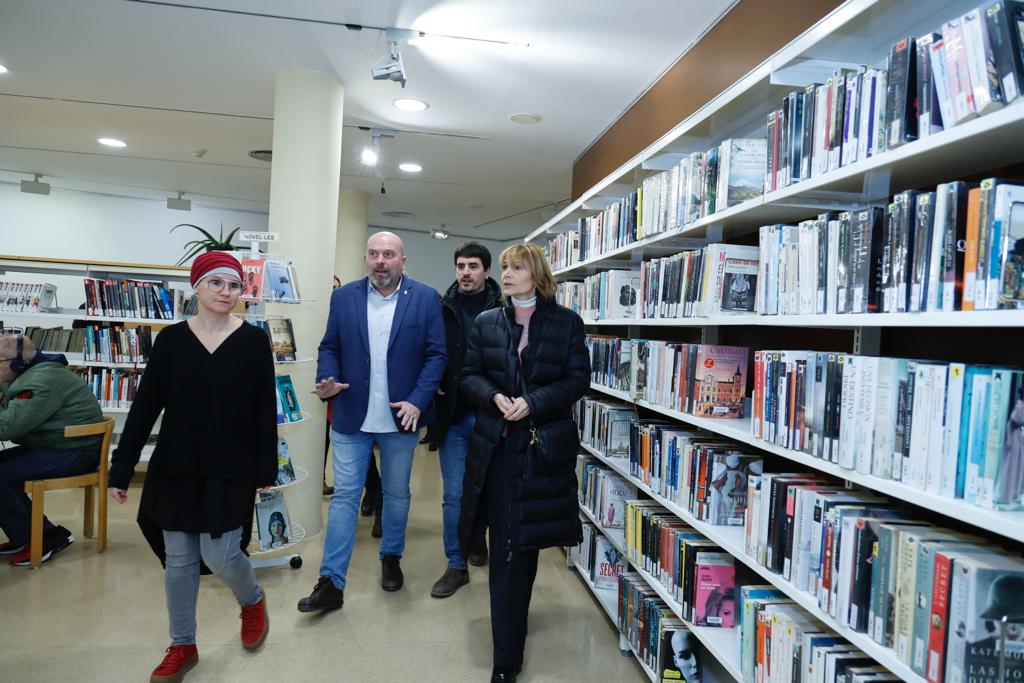 Visita de la presidenta de la Diputació de Barcelona, Lluïsa Moret, a l'Ajuntament per a les obres d'ampliació de la biblioteca Santa Oliva