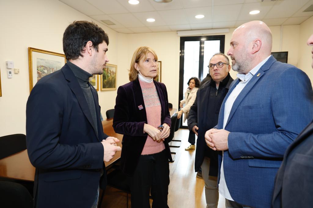 Visita de la presidenta de la Diputació de Barcelona, Lluïsa Moret, a l'Ajuntament per a les obres d'ampliació de la biblioteca Santa Oliva