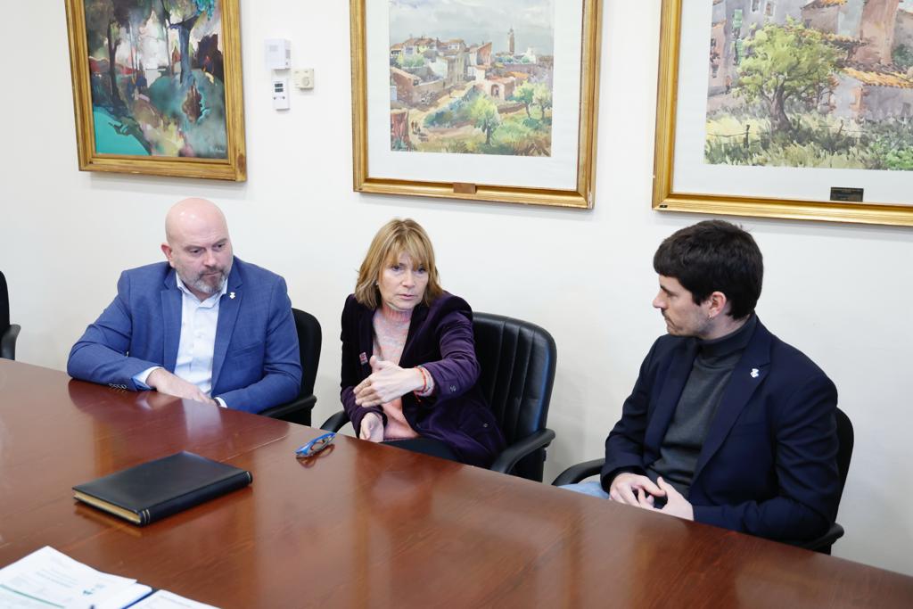 Visita de la presidenta de la Diputació de Barcelona, Lluïsa Moret, a l'Ajuntament per a les obres d'ampliació de la biblioteca Santa Oliva