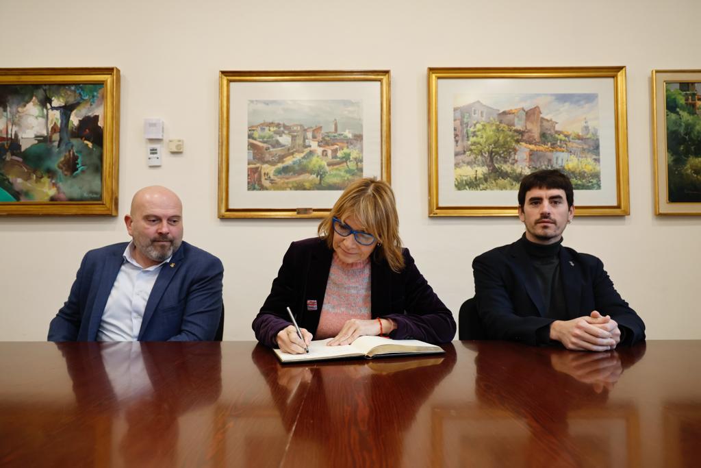 Visita de la presidenta de la Diputació de Barcelona, Lluïsa Moret, a l'Ajuntament per a les obres d'ampliació de la biblioteca Santa Oliva